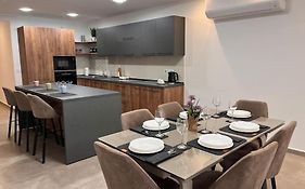 3 Bedroom Seaside Luxury Accommodation - Sleeps 8
